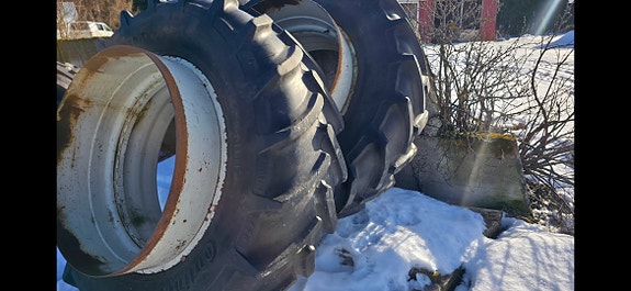 Traktorin renkaat 420/70R24 vanteilla ,paripyöriä.