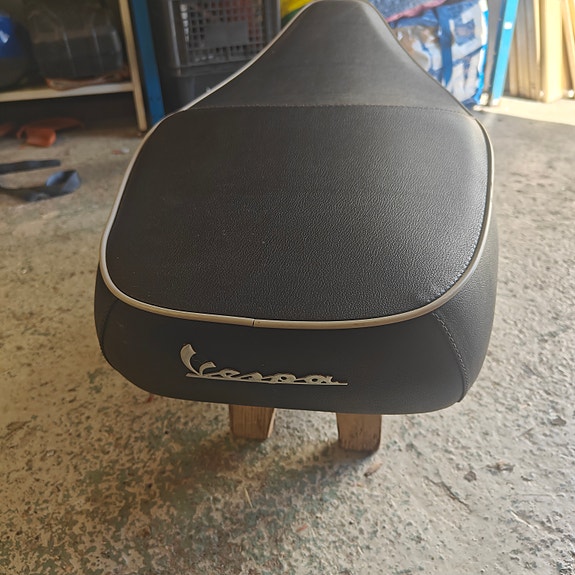 Vespa skootterin istuin musta