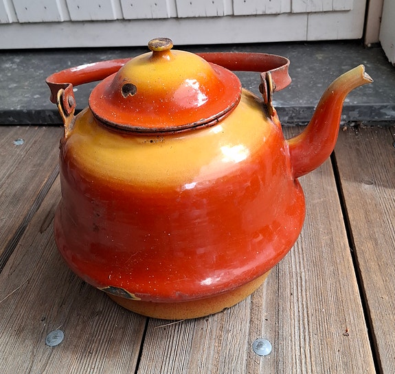Vanha emalinen kahvipannu