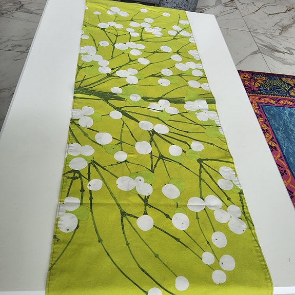 Marimekko Lumimarja kankaasta kaitaliina.