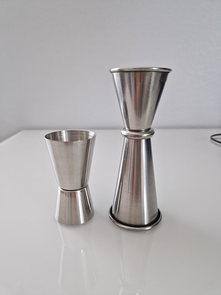 Kaksipuolinen mittakuppi/ alkoholimitta 30 ml/50 ml
ja 30  ml/ 15 ml