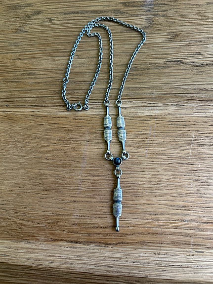 Kalevala Kehrääjä hopeakaulakoru onyx kivellä  naisille