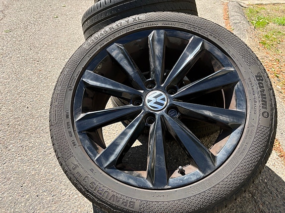 Myydään VW alkuperäiset 17” vanteet ja renkaat hyvässä kunnossa