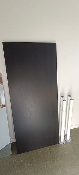 Ikea työpöytä ja säädettävät jalat