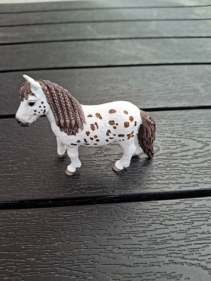 Schleich pilkullisia hevosia ja poni