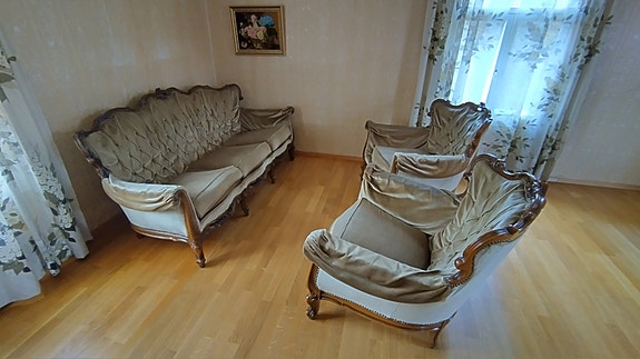 Rokokoo sohva ja kaksi nojatuolia