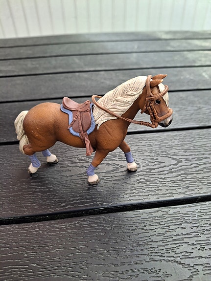 Schleich hevonen, satula ja suitset. 3 erilaista settiä. Hinnat kuvissa.