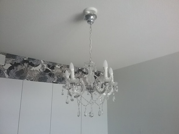 Kristalli kattokruunu viidellä lampulla.