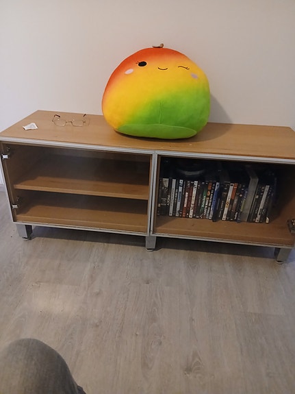 Myydään tv taso. Jos haluat dvd kokoelman se on 15 euroa. Eli 25 yhteensä