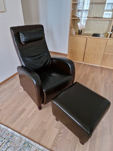 Ruskea nahkainen nojatuoli + rahi