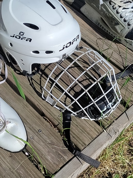 Jofa jääkiekkokypärä ristikolla