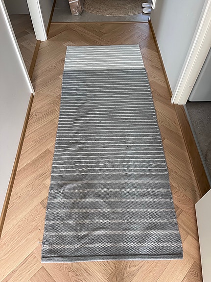 Harmaa käytävämatto