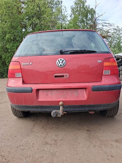 Golf 4 2001 myydään varaosiksi
