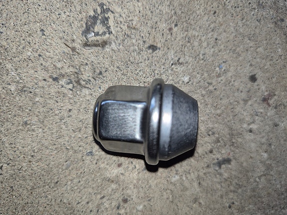 Ford  aluvanteen mutterit 20 kpl