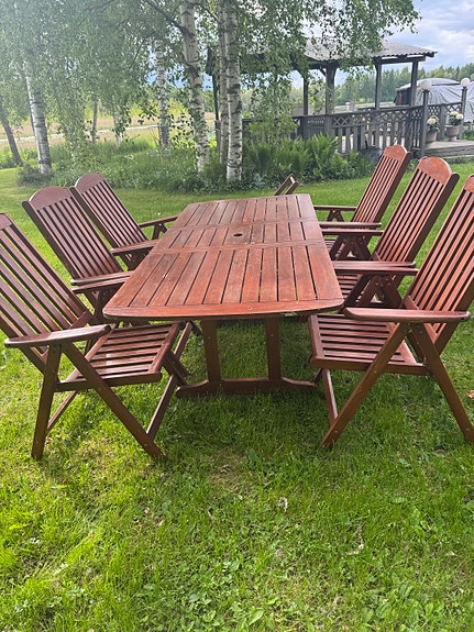 Puinen terassipöytä ja kuusi tuolia