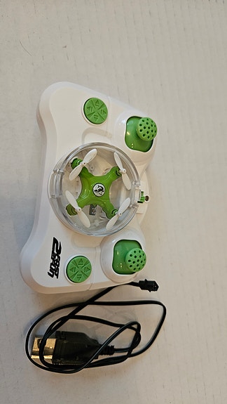 Pieni lelu drone