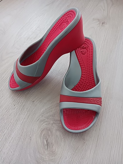 Crocs sandaalit 39