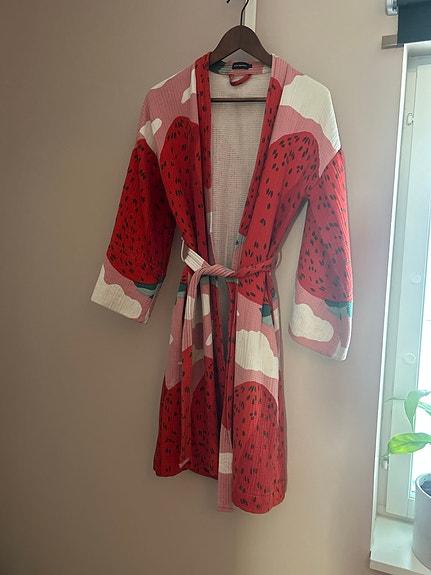 Marimekko Mansikkavuoret kylpytakki