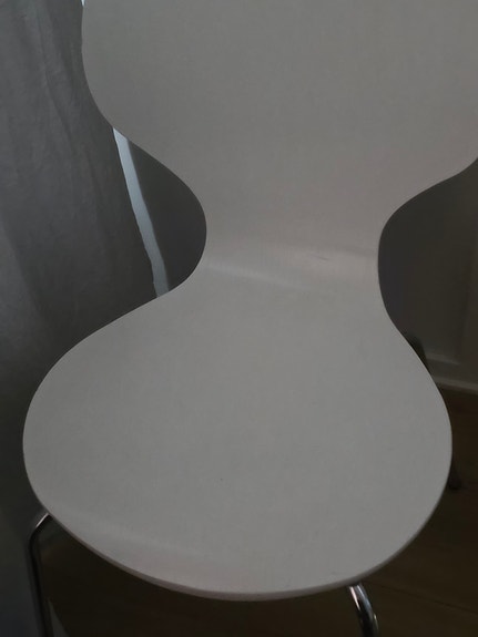 Valkoiset ruokapöydän tuolit metallijaloilla