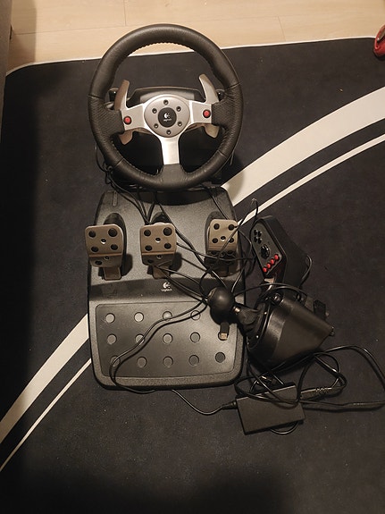 Logitech G25 rattiohjain ja polkimet