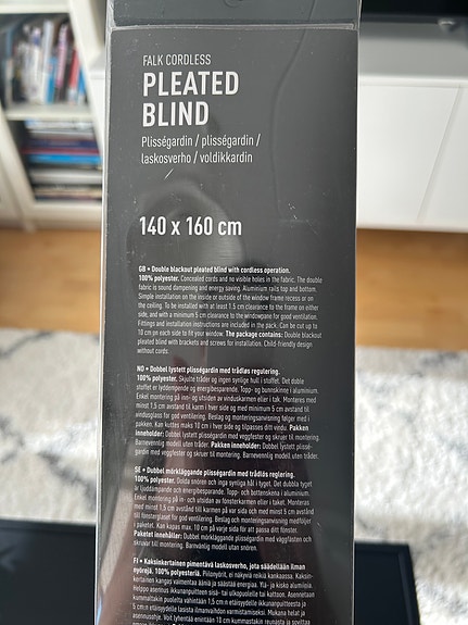 Kaksinkertainen pimentävä laskosverho