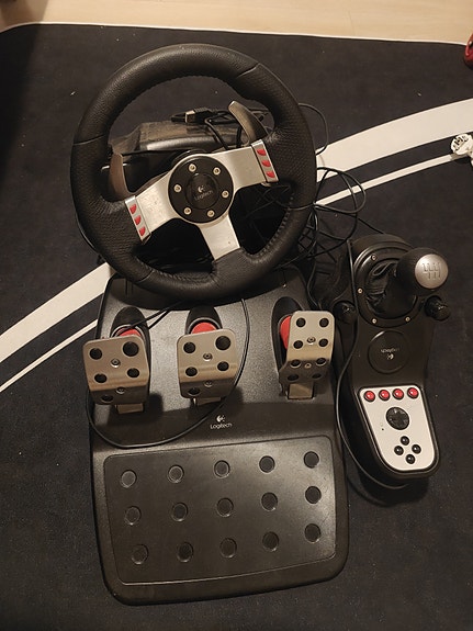Logitech G27 rattiohjain ja polkimet