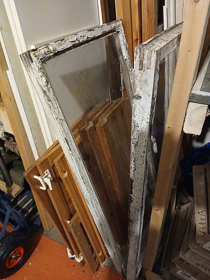 Vanhat puiset ikkunanpokat lasilla