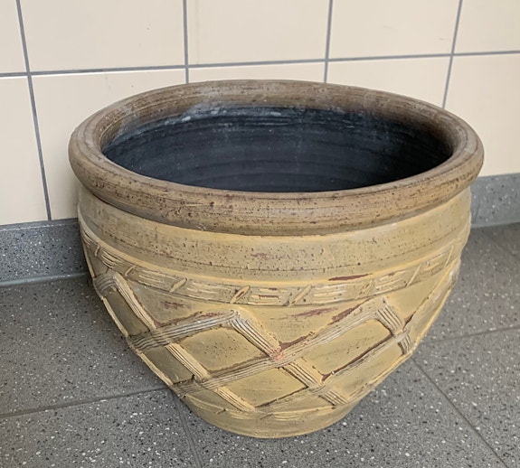 Iso ruskea kukkaruukku ulos tai sisälle