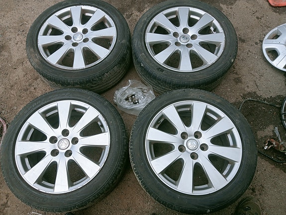 Toyotan alut 5-114,3 kesärenkailla 215/50R17 95W