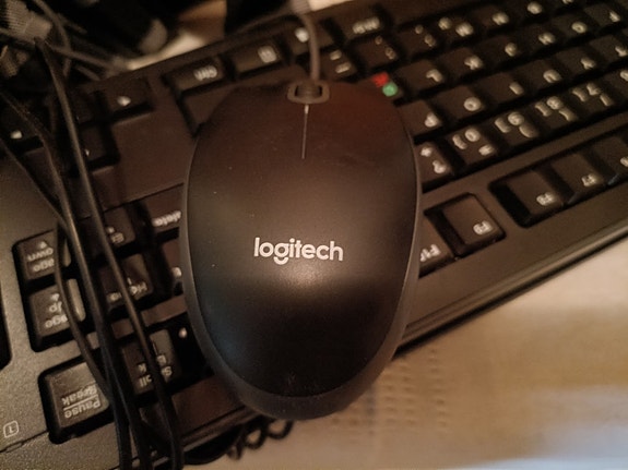 Logitech näppäimistö ja langallinen hiiri musta toimituskuluineen.