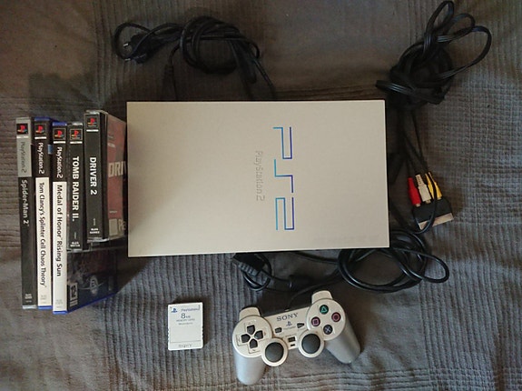 Playstation 2 konsoli + ohjain + muistikortti + scartliitin ja 4 peliä