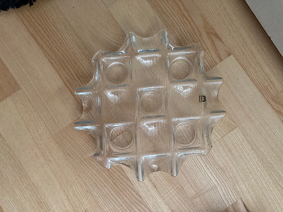 Muurla tuikuille lasivati