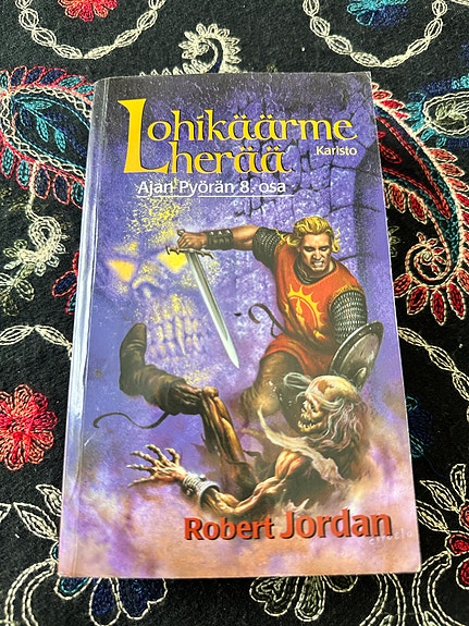Robert Jordan - Lohikäärme herää, Ajan pyörän 8. osa (2002)