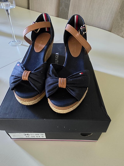 Tommy Hilfiger sandaalit, 36