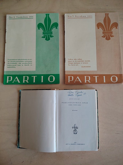 Partiotyttöjen opas (v.1929) ja partiolehtiä v. 1931