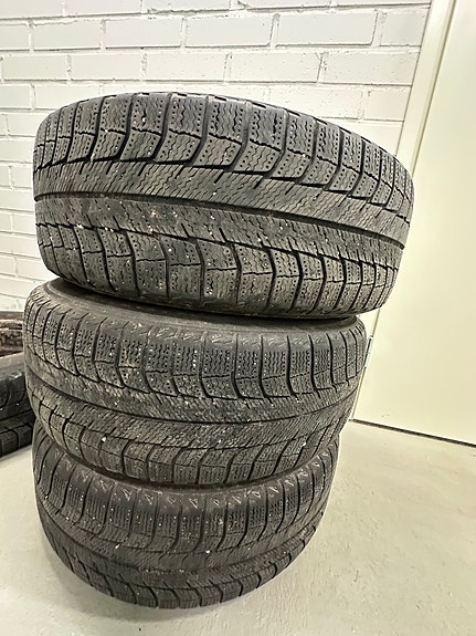 Michelin kitkarenkaat 225/60 R16 alumiinivanteilla (4 kpl)