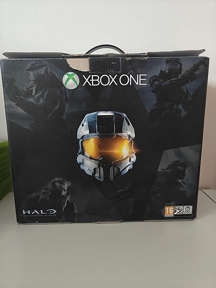 Xbox One 500 GB + 2 ohjainta + Halo-keräilylaatikko + kourallinen pelejä!