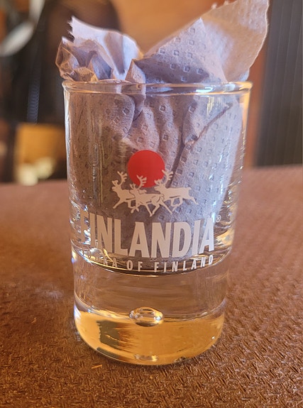 Finlandia pullot ja snapsilasit