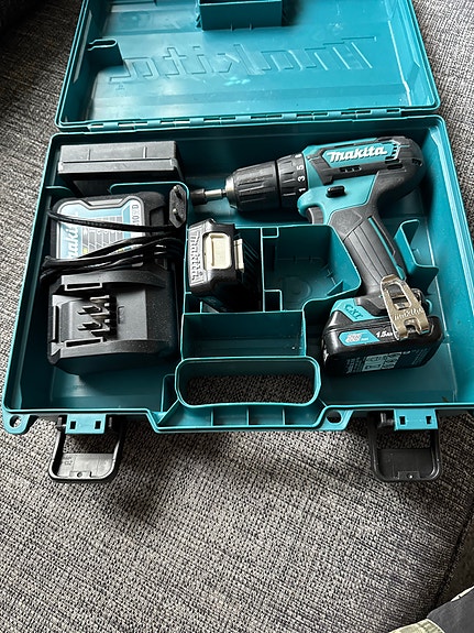 Makita DF333DWYE akkuruuvinväännin porakone salkulla