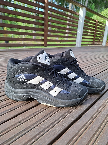 Adidas koripallokengät