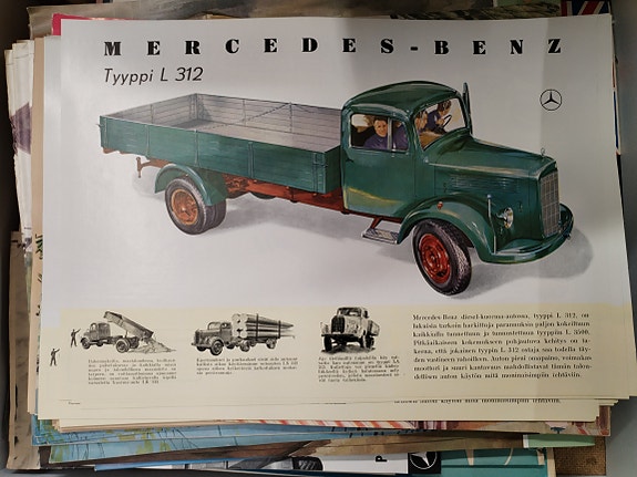 Mercedes Benz linja- ja kuorma-autojen myyntiesitteitä