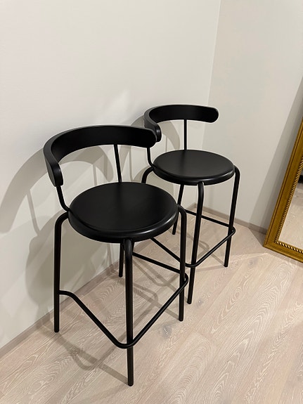 2x musta baarijakkara (Ikea)