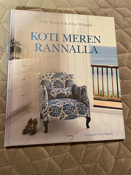 Koti meren rannalla -sisustuskirja kovakantinen