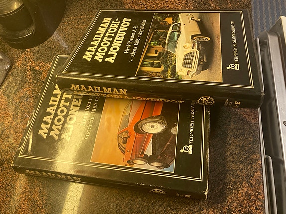 Maailman moottoriajoneuvot -kirjasarja, 2 osaa
