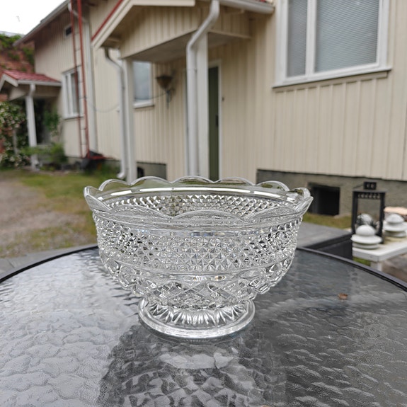 Iso jalallinen lasikulho
