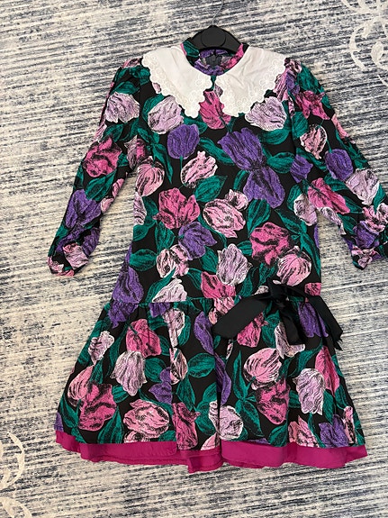 Tyttöjen kaunis kotimainen mekko