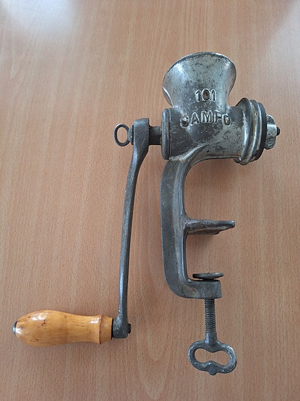 Metallinen lihamylly Sampo 101