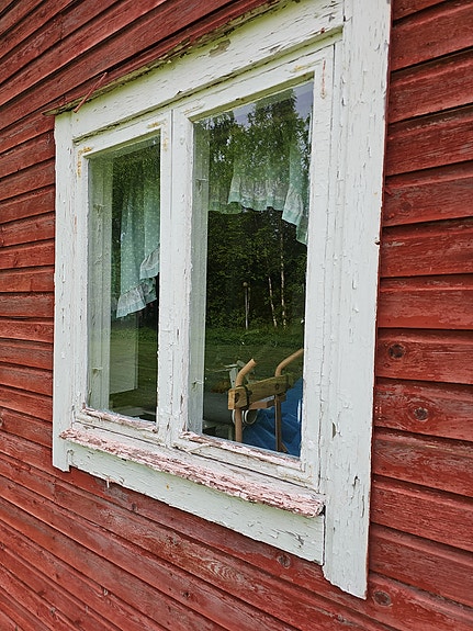 Vanha puuikkuna mökkiin tai piharakennukseen