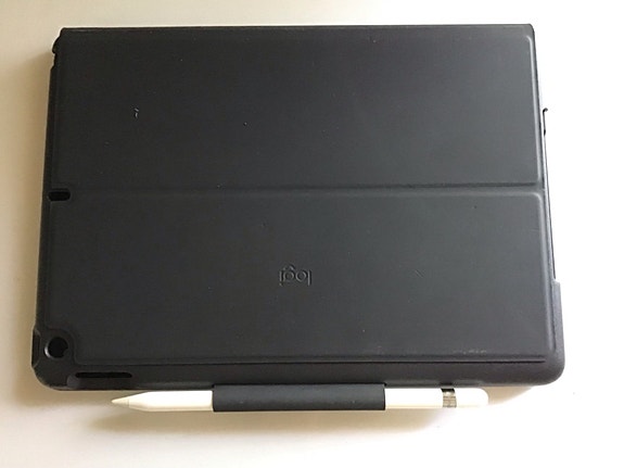 Logitech Slimfolio YR0077 ipad näppäimistö+kuori
