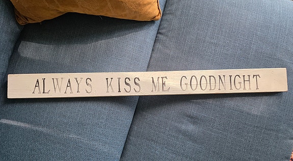 Always Kiss Me Goodnight Puinen Kyltti